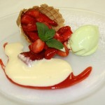 Erdbeeren mit Waldmeister-Eis